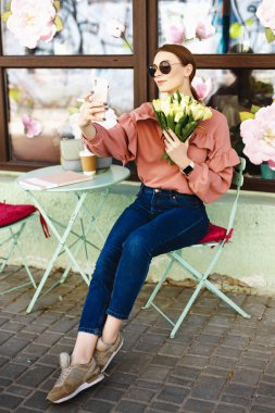 laleile selfie yapan kız