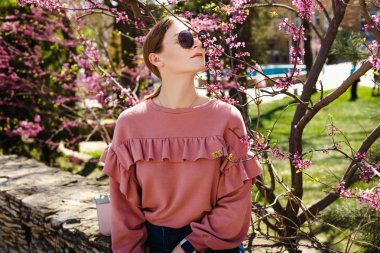 yakınındaki bir çiçekli ağaç kız