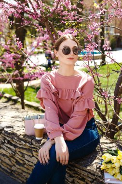 yakınındaki bir çiçekli ağaç kız