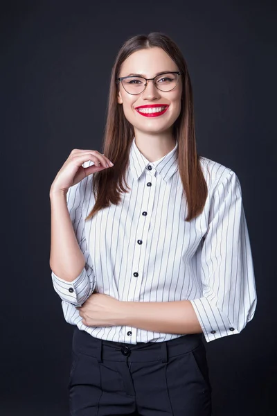 Mujer de negocios en estudio sobre fondo negro —  Fotos de Stock