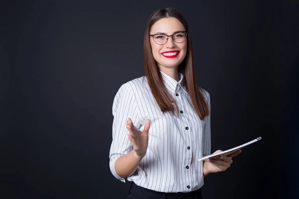 Mujer de negocios en estudio sobre fondo negro —  Fotos de Stock