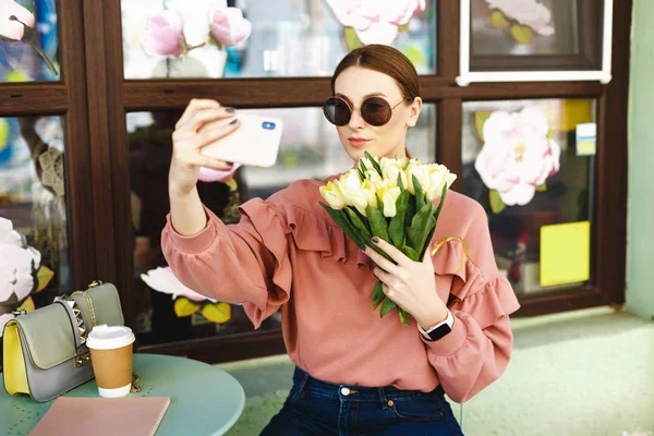 Chica haciendo selfie con tulipanes — Foto de Stock