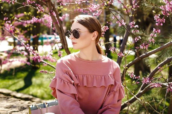 Chica cerca de un árbol floreciente — Foto de Stock