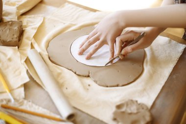 kadın elleri kil bir tabak yapmak