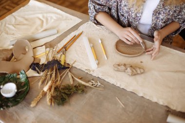 kadın elleri kil bir tabak yapmak