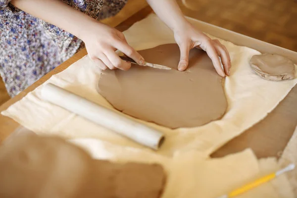 Female hands make a plate of clay — Stock Photo, Image