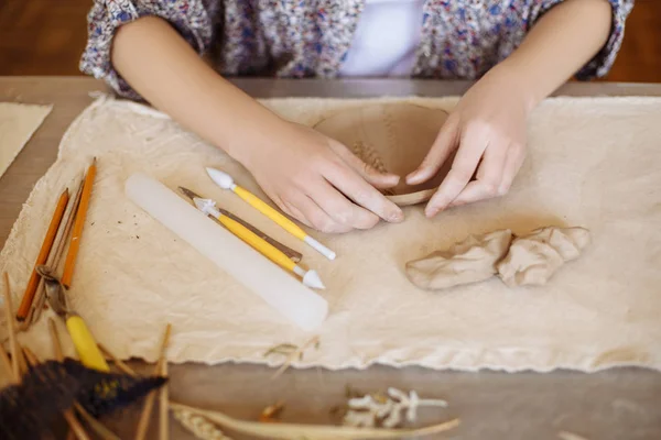 Γυναικεία χέρια φτιάχνουν ένα πιάτο πηλό — Φωτογραφία Αρχείου