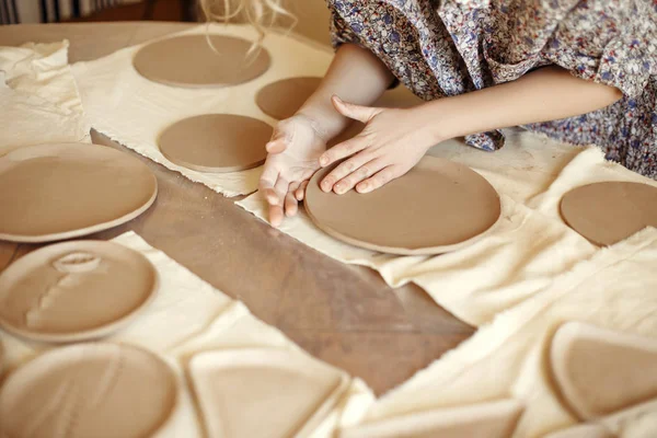 Vrouwelijke handen instellen klei platen — Stockfoto