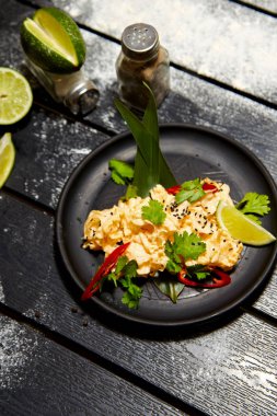 Siyah bir tabakta Asya yemeği. Kim Chi ile Mercan Mantarı