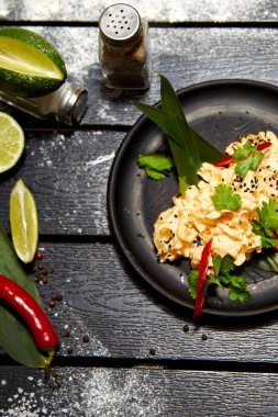 Siyah bir tabakta Asya yemeği. Kim Chi ile Mercan Mantarı