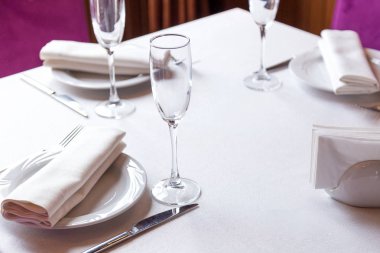 Bir kutlama için restoran masa ayarı