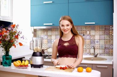 Mutfakta güzel sarışın