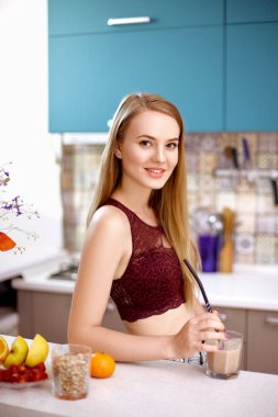 Mutfakta güzel sarışın