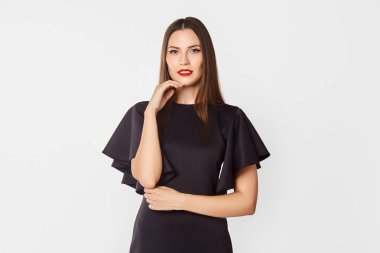 Beyaz bir arka plan üzerinde stüdyoda bir iş tarzında Çekici esmer