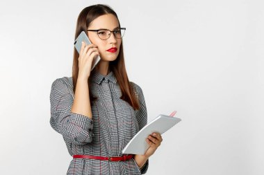 Beyaz bir arka plan üzerinde stüdyoda bir iş tarzında Çekici esmer