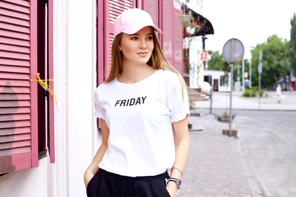 Hermosa chica rubia en una gorra blanca y camiseta —  Fotos de Stock