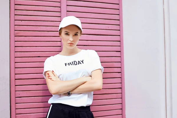 Hermosa chica rubia en una gorra blanca y camiseta —  Fotos de Stock