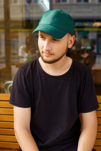 Chico guapo en gorra verde y camisa —  Fotos de Stock