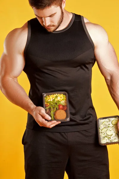 Hombre musculoso guapo con cajas de comida —  Fotos de Stock