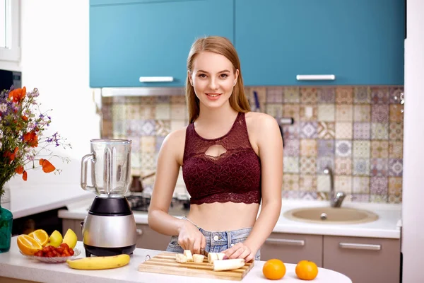 Schöne Blondine in der Küche — Stockfoto