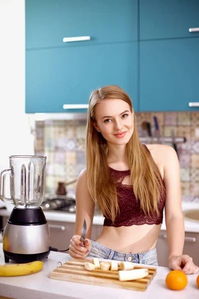 Hermosa rubia en la cocina —  Fotos de Stock