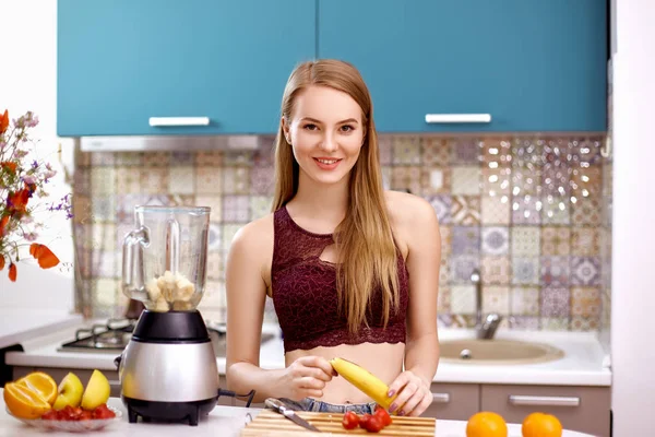 Schöne Blondine in der Küche — Stockfoto