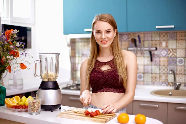 Schöne Blondine in der Küche — Stockfoto