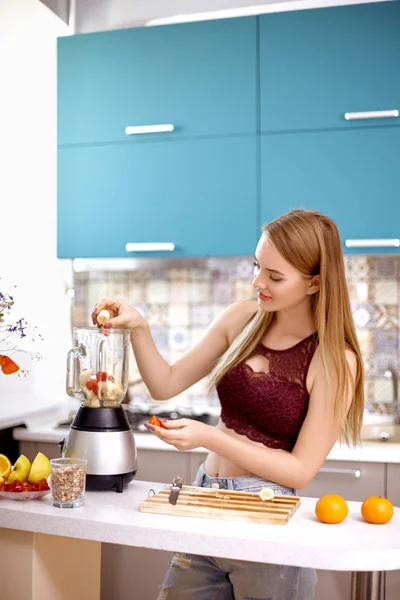 Hermosa rubia en la cocina —  Fotos de Stock