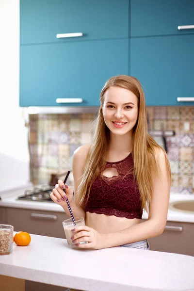 Hermosa rubia en la cocina —  Fotos de Stock