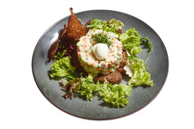 Beyaz arka planda Olivier salatası