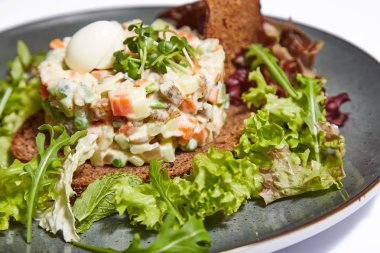 Beyaz arka planda Olivier salatası