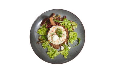 Beyaz arka planda Olivier salatası