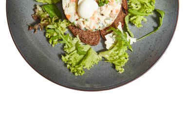 Beyaz arka planda Olivier salatası