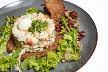 Beyaz arka planda Olivier salatası