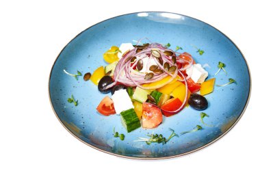 Beyaz arka planda Yunan salatası