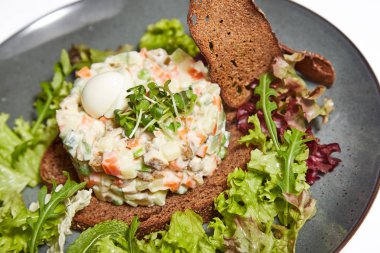 Beyaz arka planda Olivier salatası