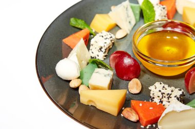 Beyaz arka plan üzerinde peynir tabağı