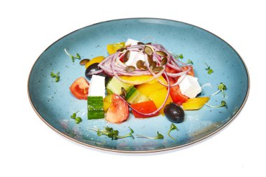 Beyaz arka planda Yunan salatası