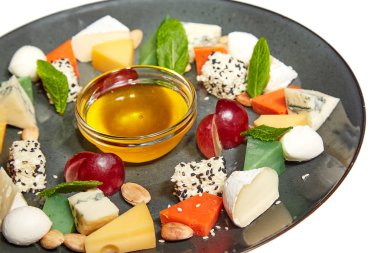 Beyaz arka plan üzerinde peynir tabağı