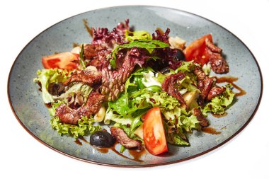 Beyaz arka planda sığır eti salatası