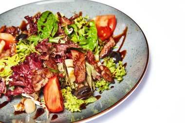 Beyaz arka planda sığır eti salatası