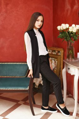 moda kıyafetler içinde kız öğrenci