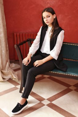 moda kıyafetler içinde kız öğrenci