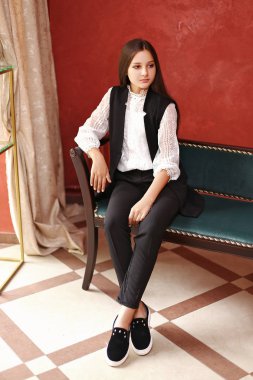 moda kıyafetler içinde kız öğrenci