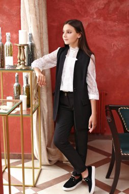 moda kıyafetler içinde kız öğrenci