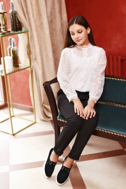 moda kıyafetler içinde kız öğrenci