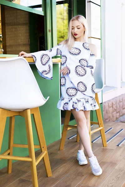 Güzel kız şehirde dolaşıyor.