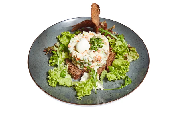 Beyaz arka planda Olivier salatası