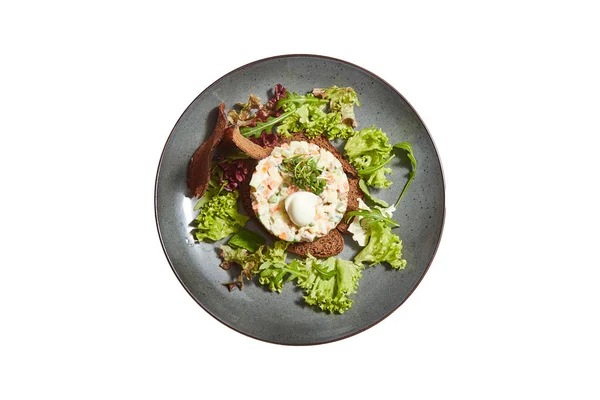 Salada Olivier em um fundo branco — Fotografia de Stock