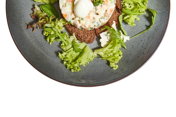 Beyaz arka planda Olivier salatası